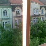Výhled z okna do klidné ulice Lužická